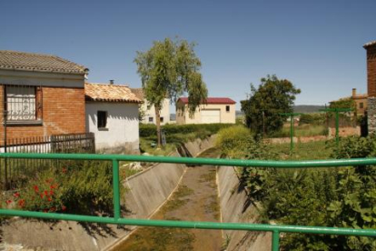 Un curso de agua encauzado en Santa María Ribarredonda.