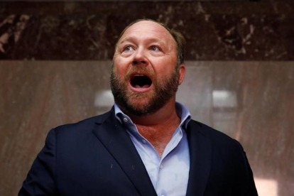 El ultraconservador Alex Jones, cuyas cuentas han sido expulsada de Twitter, Facebook, Youtube y otras páginas web-REUTERS