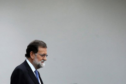 Mariano Rajoy entra en la sala de prensa de la Moncloa, el pasado viernes 27 de octubre, para anunciar la activación del 155 y la convocatoria de elecciones.-EFE
