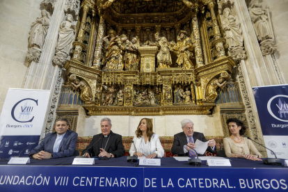 Imagen de la presentacion del compromiso de restauracion de las vidrieras de la capilla de los Condestables de la Catedral de Burgos. SANTI OTERO