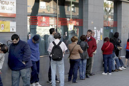 Una fila de personas espera su turno para acceder a una oficina de empleo, es una imagen de archivo.-ECB