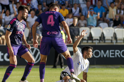 Alex Bermejo reclama penalti al árbitro en el partido contra el Cartagena. SANTI OTERO