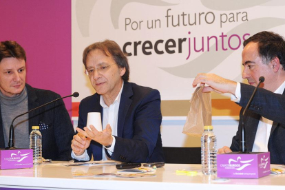 Mayoral (centro) hace un truco de magia ante la mirada de González (izquierda) y Martínez (derecha).-ISRAEL L. MURILLO