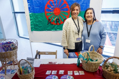 Sonia García y María José Lastra, de la Asociación de Promoción Gitana de Burgos. SANTI OTERO