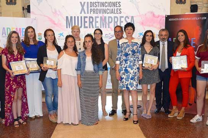 Foto de famila de las premiadas y las responsables de Ademe en un acto que se celebró en Quintanar de la Sierra.-R. FERNÁNDEZ
