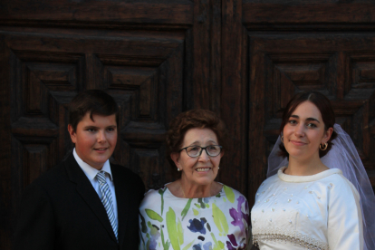 La abuela feliz con sus nietos vestidos con su traje nupcial