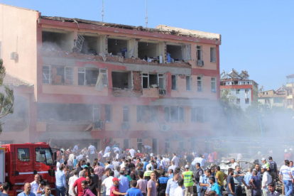 Lugar donde ha estallado el coche bomba en la ciudad de Elazig, al este de Turquía.-REUTERS / KAMILCAN KILICLHLAS