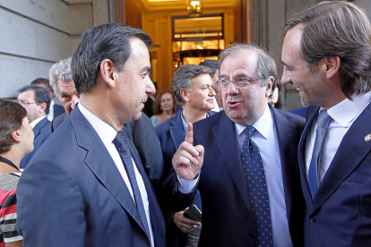 Fernando Martínez Maíllo y Juan Vicente Herrera asisten a la sesión de investidura.-ICAL