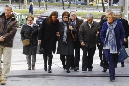 Las familias de las víctimas del Yak-42 llegan al ministerio de Defensa para reunirse con María Dolores de Cospedal.-AGUSTÍN CATALÁN