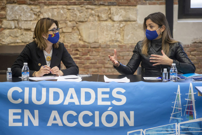 La alcaldesa de Aranda, Raquel González, y la portavoz del PP en Burgos, Carolina Blasco, durante el encuentro celebrado en la Estación. ECB