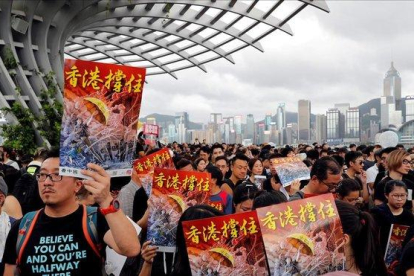 Los manifestantes se concentran en las inmediaciones de la estación de West Kowloon .-