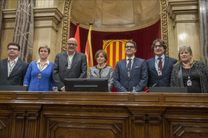 Los miembros de la Mesa del Parlament: Joan Josep Nuet, Anna Simó, Lluís Corominas, Carme Forcadell, José María Espejo-Saavedra, David Pérez y Ramona Barrufet.-FERRAN SENDRA