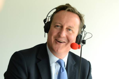 Cameron, comentando un partido de cricket, este viernes.-Foto: REUTERS