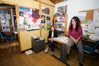María José y Silvia en su despacho dentro de El Encuentro. TOMÁS ALONSO
