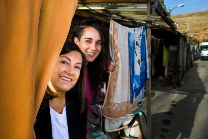 María José Lastra y Silvia Rodríguez, trabajadoras de Promoción Gitana, en el poblado chabolista de El Encuentro. TOMÁS ALONSO