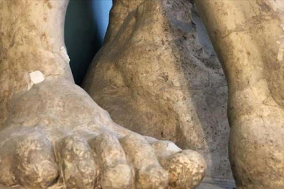 Los pies con grietas del Hércules Farnese de la Academia de Bellas Artes de San Fernando.-REAL ACADEMIA DE BELLAS ARTES