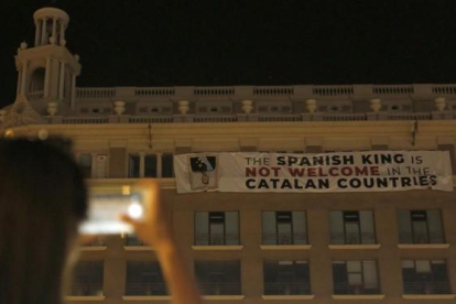 La pancarta que afirma que el Rey no es bienvenido a Catalunya, este jueves por la noche, 16 de agosto, en el edificio de plaça Catalunya, 9. La pancarta que afirma que el Rey no es bienvenido a Catalunya, este jueves por la noche, 16 de agosto, en el edi-ALBERT BERTRAN