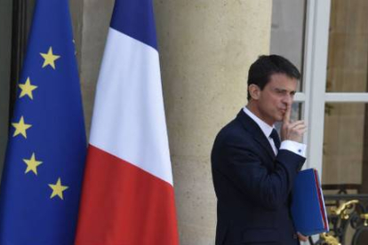 El primer ministro Manuel Valls sale del Elíseo, este miércoles.-Foto: AFP / DOMINIQUE FAGET