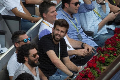 Piqué, en la grada de la pista Manolo Santana de la Caja Mágica de Madrid.-REUTERS