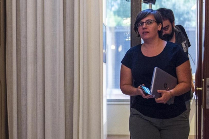 La diputada de la CUP, Mireia Boya, dirigiéndose a la rueda de prensa.-JORDI COTRINA
