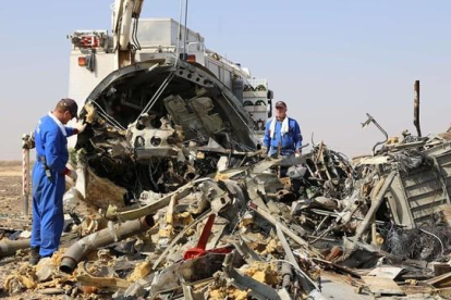 Personal ruso inspecciona los restos del avión siniestrado en el Sinaí egipcio, el 2 de noviembre.-AFP
