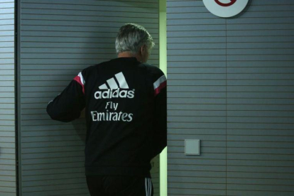 Carlo Ancelotti sale de la ciudad deportiva de Valdebebas tras una rueda de prensa.-DAVID CASTRO