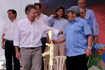 Fotografía de archivo del 27 de junio del 2017  del presidente de Colombia, Juan Manuel Santos, junto al maximo lider de las FARC  Rodrigo Londoño, alias Timochenko.-MAURICIO DUEÑAS CASTAÑEDA