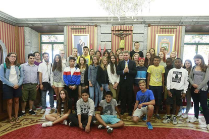 El grupo de jóvenes con el alcalde en el Salón de Plenos del Ayuntamiento.-RAÚL G. OCHOA