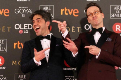 Ernesto Sevilla y Joaquín Reyes, presentadores de la gala, en la alfombra roja de los Goya.-JUAN MANUEL PRATS