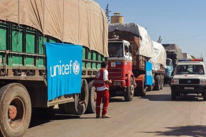 Media Luna Roja Siria que muestra un convoy de camiones antes de partir para entregar ayuda humanitaria.-EFE / MEDIA LUNA ROJA SIRIA