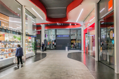 Interior del centro comercial Camino de la Plata. ISRAEL L. MURILLO