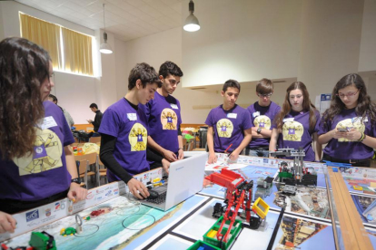 Uno de los equipos, ayer, prepara el reto de su robot con piezas de Lego.-ISRAEL L. MURILLO