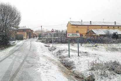Hinojal de Riopisuerga se encontraba cubierto por una fina capa blanca de nieve ayer al mediodía.-ECB