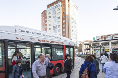 Un grupo de viajeros desciende el autobús urbano en la parada de la plaza de España.-ISRAEL L. MURILLO
