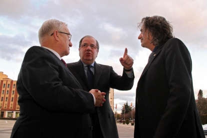 Juan Vicente Herrera saluda al presidente del Colegio Oficial de Psicólogos de Castilla y León, Eduardo Montes Velasco(I) y al presidente del Colegio de León, Vicente Martín (D).-ICAL