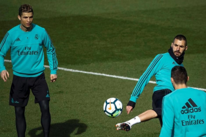 Cristiano Ronaldo y Benzema, durante el entrenamiento de este martes en la ciudad deportiva blanca. /-EFE