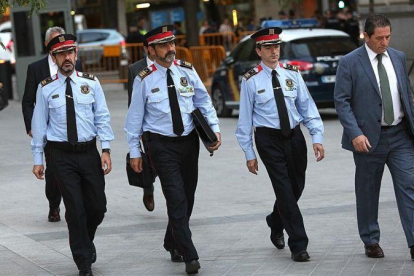 Ferran López, Josep Lluís Trapero y Juan Carlos Molinero acuden a declarar a la Audiencia Nacional, en octubre del año pasado.-DAVID CASTRO