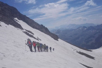 Imagen de los montañeros burgaleses en una de las ascensiones que realizaron hace escasas semanas.-