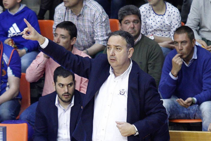 Andreu Casadevall realiza indicaciones durante un partido.-SANTI OTERO