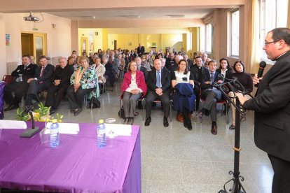 El alcalde de Burgos, Javier Lacalle, acudió al aniversario del centro.-ISRAEL L. MURILLO