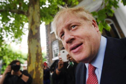 El exministro de Exteriores británico y candidato a liderar el Partido Conservador, Boris Johnson, sale de su casa de Londres este miércoles.-EFE / ANDY RAIN