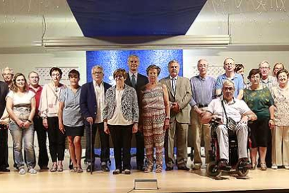 Los representantes de los proyectos beneficiarios posaron ayer para la clásica foto de familia en el salón de actos de la Fundación Cajacírculo, situado en la plaza de España.-RAÚL G. OCHOA
