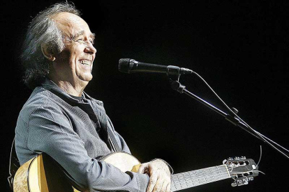 Joan Manuel Serrat vuelve a actuar a orillas del Arlanzón nueve años después de su anterior concierto, en junio de 2009.-Israel L. Murillo