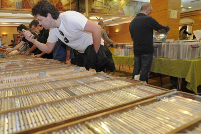 Los visitantes investigan las cajas en busca de sus CD's favoritos.-ISRAEL L. MURILLO