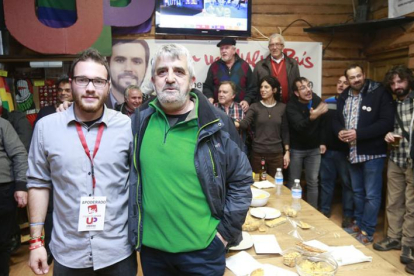 Jorge García, candidato al Senado, y Manuel Alonso en la sede de IU.-ISRAEL L. MURILLO