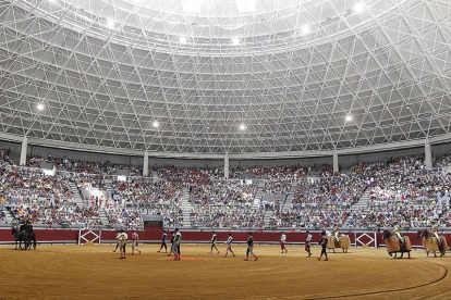Imagen del Coliseum Burgos durante una tarde de toros-Santi Otero
