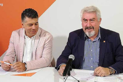 Vicente Marañón y José Ignacio Delgado durante su comparecencia de ayer en la sede del partido.-D.S.M.