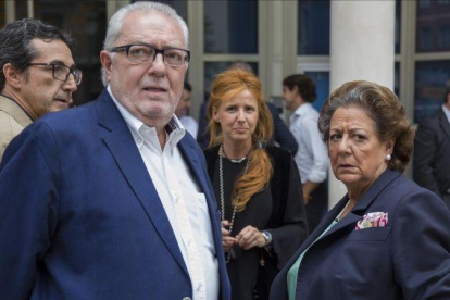 Pedro Agramunt junto a Rita Barberá, en una imagen de archivo del 2015.-MIGUEL LORENZO