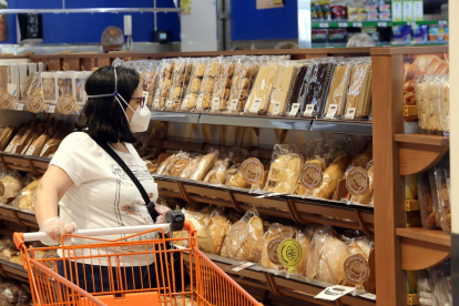 Varios clientes hacen su compra en el supermercado Gadis de Valladolid