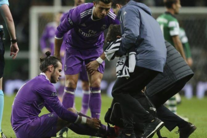 Bale es atendido tras sufrir la lesión en su tobillo derecho en el José Alvalade.-AP / ARMANDO FRANCA